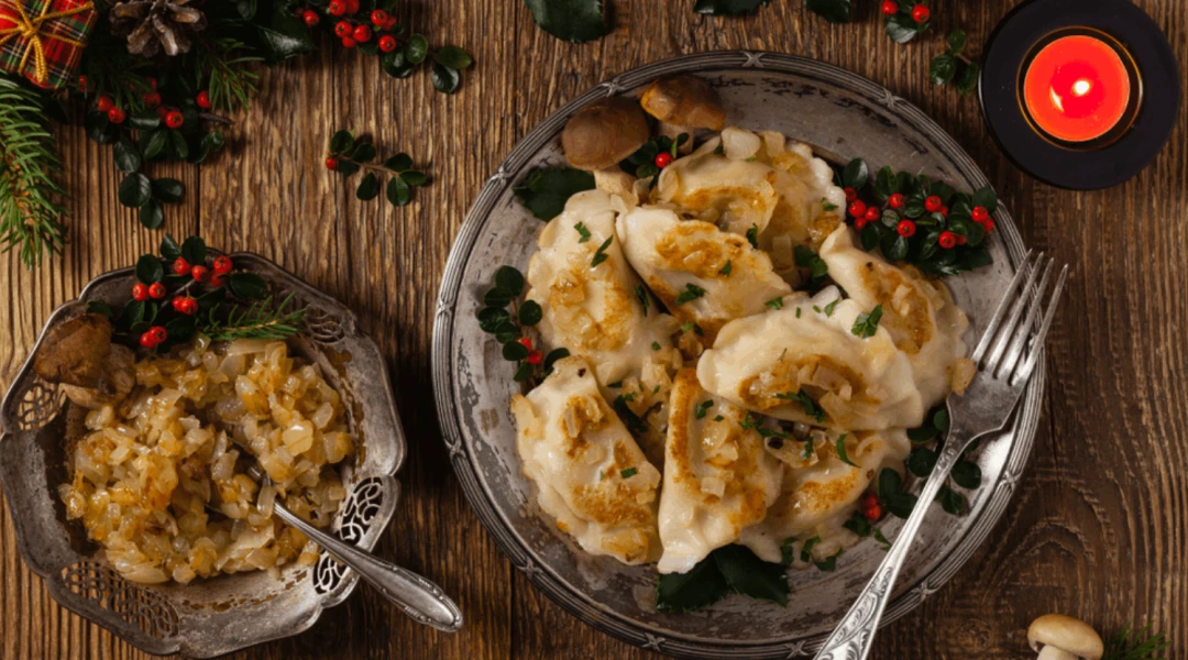swiateczny-stol-pierogi-kapusta