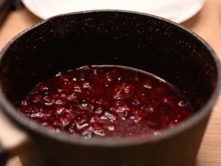 Mus z malin w czarnym rondelku