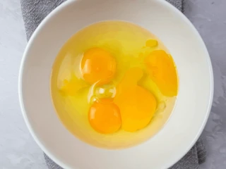 Jajka wybite do miski