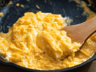 Smażenie jajecznicy na patelni