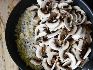 pieczarki smażone na patelni