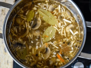 zupa pieczarkowa widok na garnek z góry