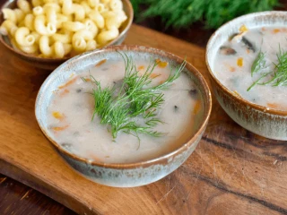 zupa pieczarkowa w miseczkach