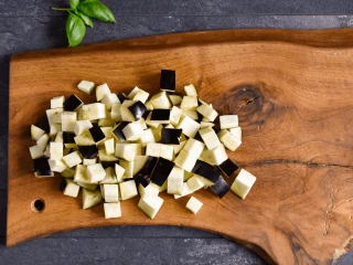 pokrojony w kostkę bakłażan