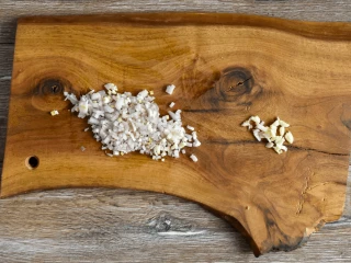 drobno posiekany czosnek i cebula