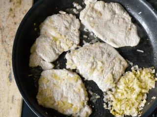 schab na patelni z cebulą