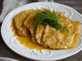 schab w sosie własnym na talerzu