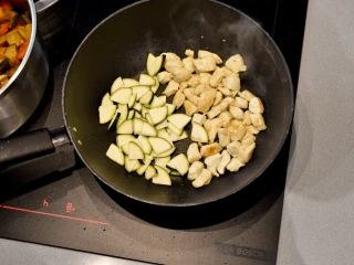 kurczak z cukinią na patelni