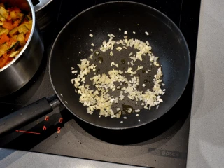 czosnek podsmażany jest na patelni