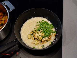 risotto z kurczakiem i groszkiem na patelni