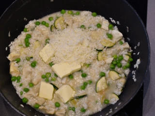 risotto na patelni z masłem i parmezanem