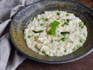 risotto z kurczakiem i groszkiem na talerzu