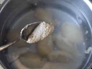 kładzenie klusek szarych na wodę