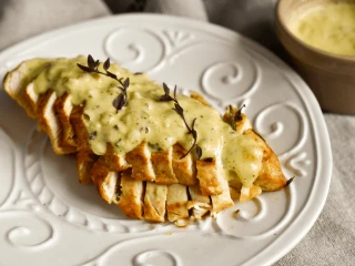 kurczak w sosie śmietanowo-ziołowym na talerzu