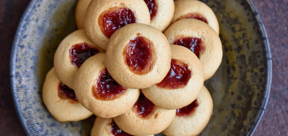 Ciasteczka maślane z marmoladą i orzechami