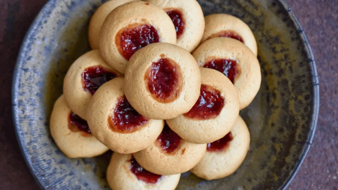 Ciasteczka maślane z marmoladą i orzechami