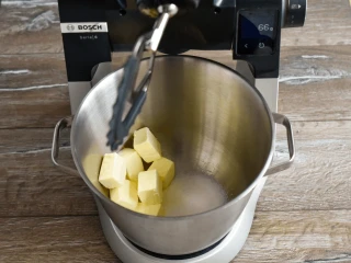 ucieranie masła z cukrem