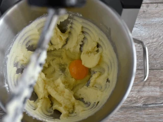 ucieranie masła z cukrem i jajkiem