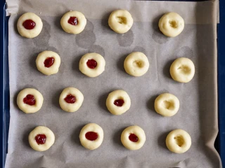 formowanie ciasteczek z marmoladą