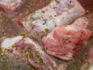 Żeberka z przyprawami w wodzie