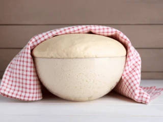 Wyrośnięte ciasto drożdżowe w szklanej misce