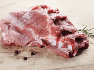 Surowe żeberka wieprzowe na drewnianej desce