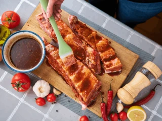 Smarowanie żeberek marynatą bbq