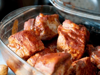 Zamarynowane żeberka w naczyniu żaroodpornym