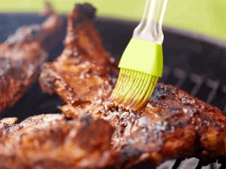 Smarowanie żeberek sosem barbeque