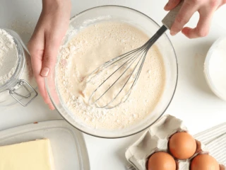 Ciasto na naleśniki w szklanej misce