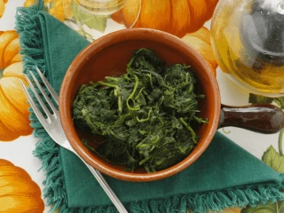Odciśnięty szpinak w pomarańczowej misce