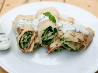 Naleśniki ze szpinakiem i fetą polane sosem