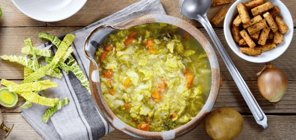 Kapuśniak z młodej kapusty z ziemniakami