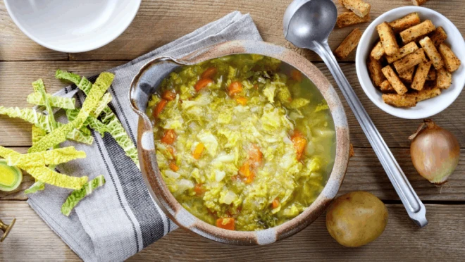 Kapuśniak z młodej kapusty z ziemniakami