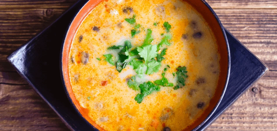 Pikantna zupa tajska z kurczakiem