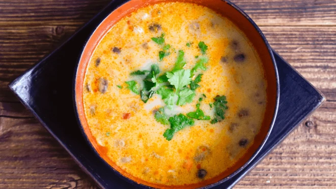 Pikantna zupa tajska z kurczakiem