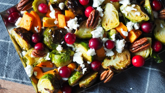 Świąteczna brukselka otulona żurawiną z Air Fryer marki Bosch