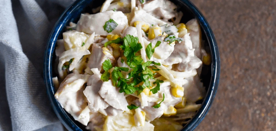 Sałatka z selerem konserwowym i wędzonym kurczakiem