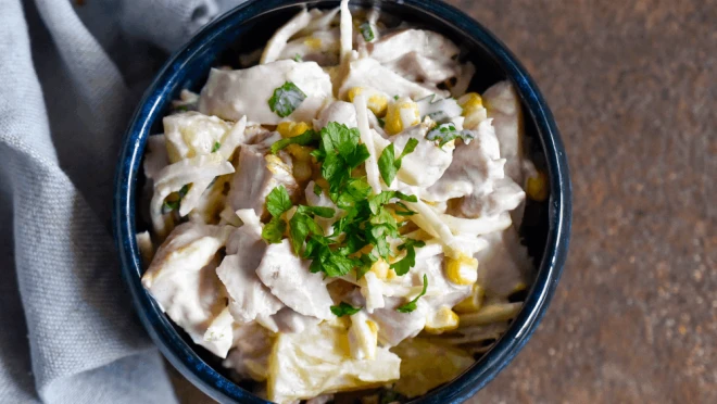 Sałatka z selerem konserwowym i wędzonym kurczakiem