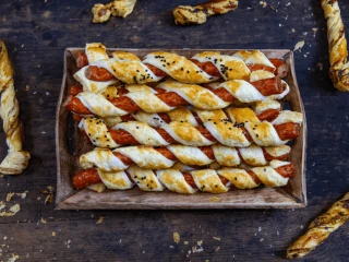 Parówki w cieście francuskim w piekarniku