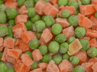 Mrożony groszek i pokrojona marchewka