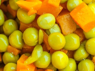 Zbliżenie na marchewkę z groszkiem