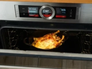 Kaczka piecząca się w piekarniku