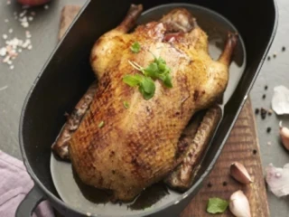 Upieczona kaczka faszerowana