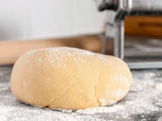 Kula z ciasta makaronowego