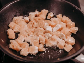 Pokrojona pierś z kurczaka na patelni