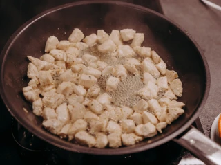 Podsmażona pierś z kurczaka w kawałkach