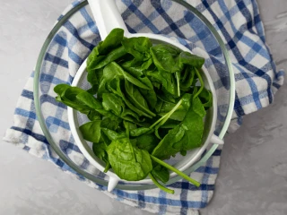 Świeży szpinak na sitku