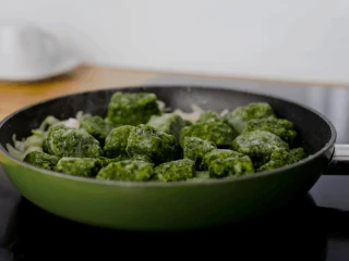 Mrożony szpinak podsmażany na patelni