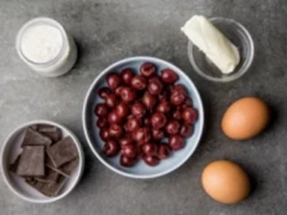 składniki na ciasto czekoladowe z wiśniami